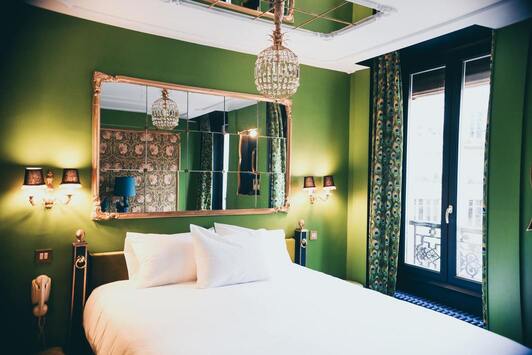 une chambre de l'hotel du soleil, avec un style arabesque